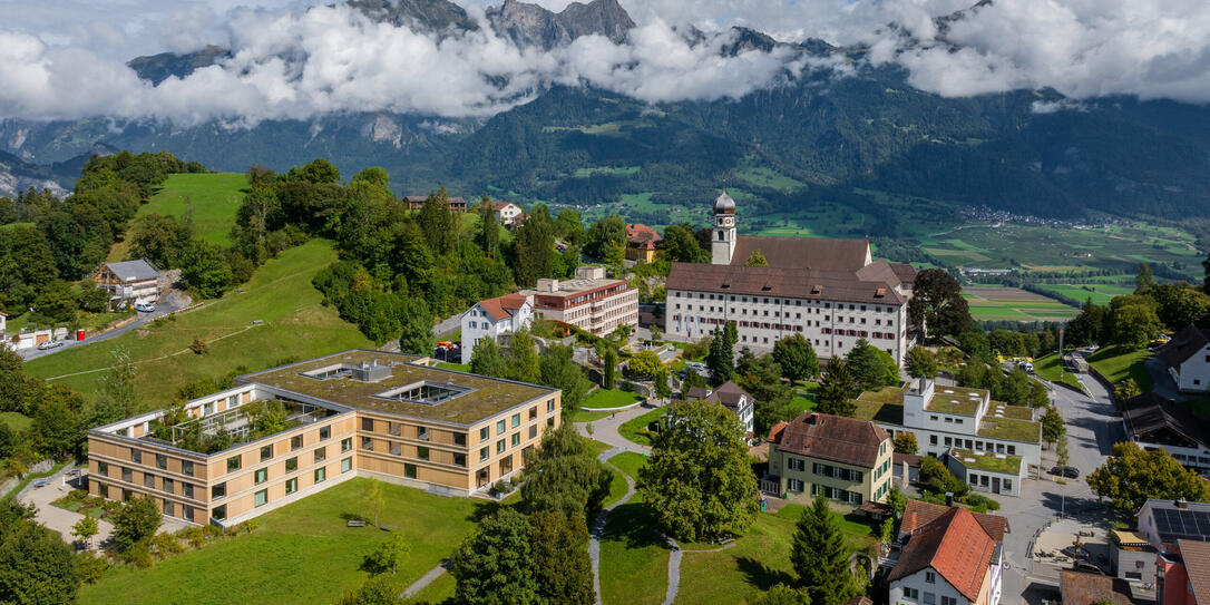Psychaitrie St. Gallen, Mitarbeiter und Architektur in Pfaefers und Sargans