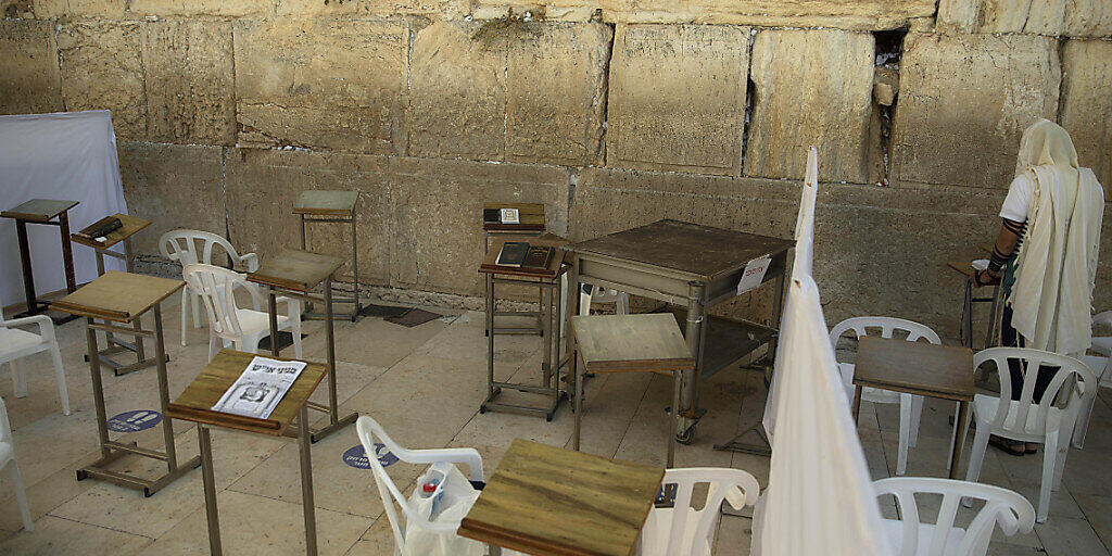 Ein Mann betet alleine an der Klagemauer in der Altstadt. Foto: Sebastian Scheiner/AP/dpa Ein Mann betet alleine an der Klagemauer in der Altstadt. Foto: Sebastian Scheiner/AP/dpa