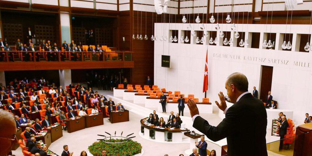 Staatspräsident Recep Tayyip Erdogan spricht am Dienstag vor dem neuen Parlament in Ankara.