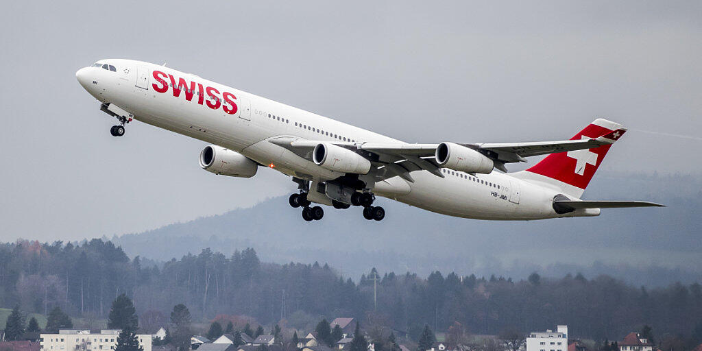 Ein Swiss-Flugzeug hebt ab am Flughafen Zürich - im Hintergrund die Gemeinde Rümlang.
