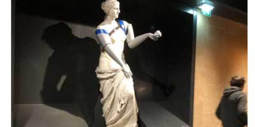 Eine Nachbildung der Venus von Milo in der Metrostation Louvre ist mit Armprothesen ausgestattet worden. Sie weist darauf hin, dass sich in armen Ländern viele Versehrte keine Prothesen leisten können. (zVg)