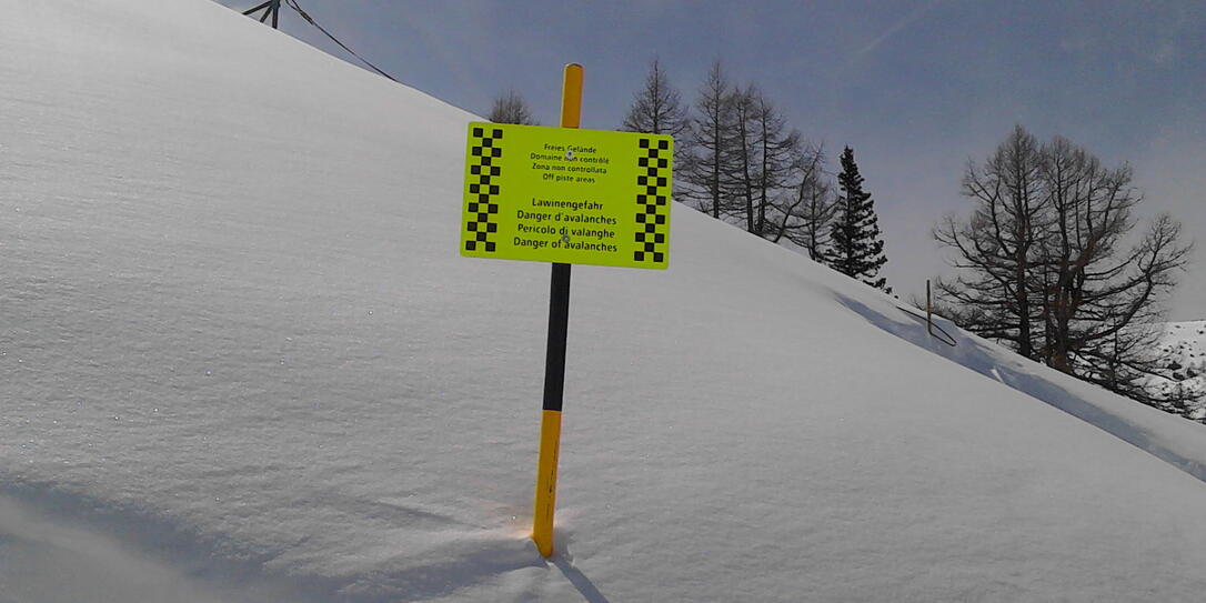 Achtung Lawinengefahr Schild Achtung Lawinengefahr Schild