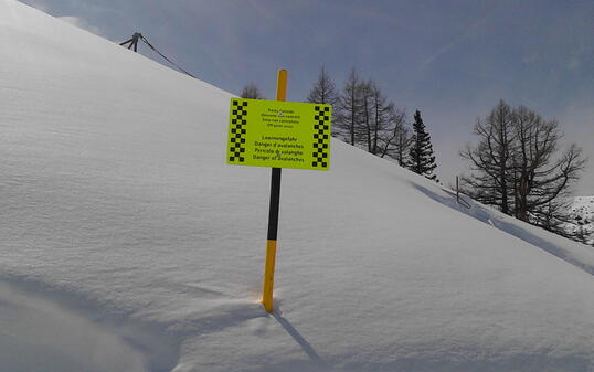 Achtung Lawinengefahr Schild