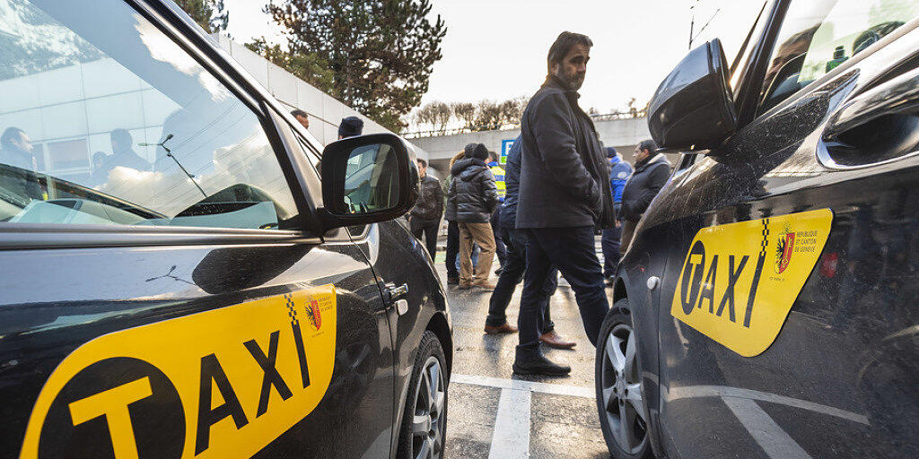 Aus Ärger gegen illegale Konkurrenz aus dem Ausland besetzten Taxifahrer die Standplätze am Flughafen Genf. Den Behörden warfen sie Nachlässigkeit vor.