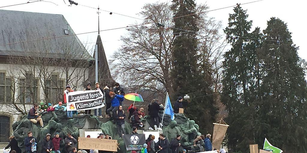 Mit einer Aktion fordert die Klima-Allianz in Bern (Bild) und Genf unter anderem einen Ausstiegsplan aus der fossilen Energie. Mit einer Aktion fordert die Klima-Allianz in Bern (Bild) und Genf unter anderem einen Ausstiegsplan aus der fossilen Energie.