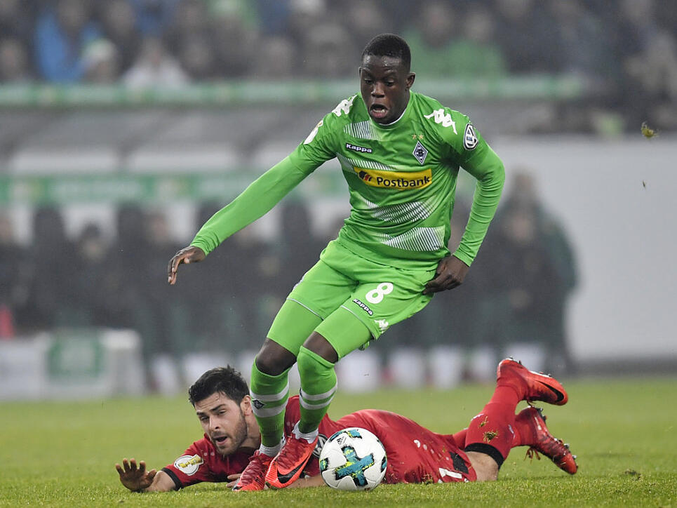Mit viel Durchsetzungsvermögen unterwegs: Mönchengladbachs Denis Zakaria, hier im gewonnenen Duell mit Kevin Volland (Leverkusen)
