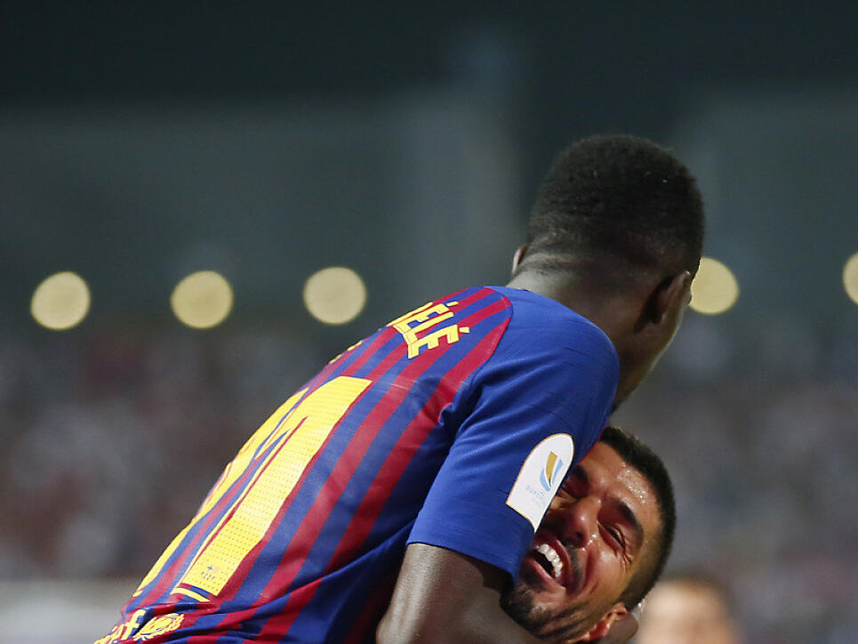 Torschütze Ousmane Dembélé (oben) feiert mit Luis Suarez Barcelonas Siegestor