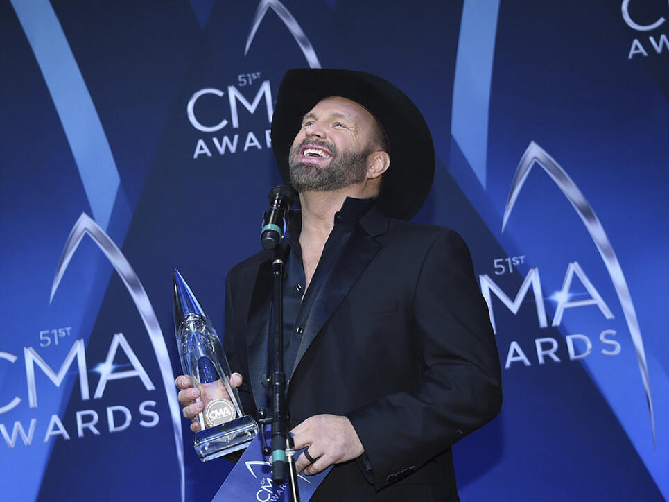 Garth Brooks sammelt "Entertainer des Jahres"-Awards: Der Country-Musiker hat den Preis in dieser Sparte an der diesjährigen CMA-Preisverleihung zum sechsten Mal gewonnen.