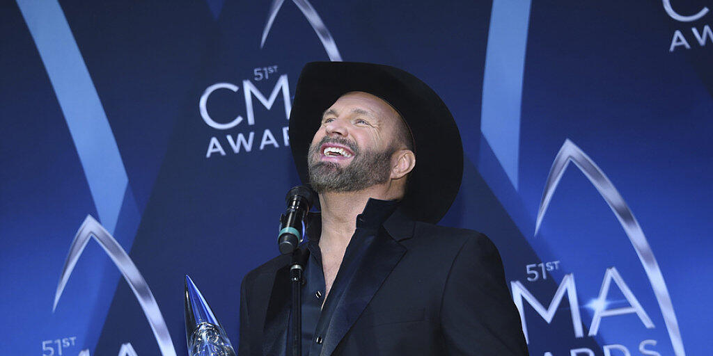 Garth Brooks sammelt "Entertainer des Jahres"-Awards: Der Country-Musiker hat den Preis in dieser Sparte an der diesjährigen CMA-Preisverleihung zum sechsten Mal gewonnen.