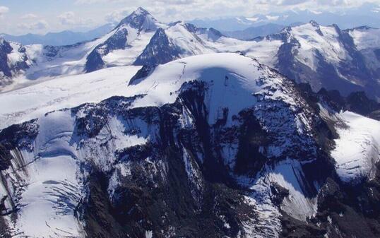 Luftaufnahme der Weissseespitze (im Vordergrund): Vor 6000 Jahren war der Gipfel einer neuen Studie zufolge eisfrei.