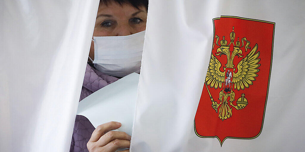 Eine Wählerin in Luppolovo bei St. Petersburg. Foto: Dmitri Lovetsky/AP/dpa