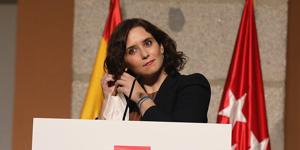 Isabel Diaz Ayuso, Regionalpräsidentin von Madrid, nimmt vor einer Pressekonferenz den Mundschutz ab. Foto: M.Fernandez. Pool/EUROPA PRESS/dpa