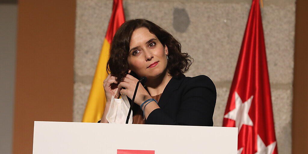 Isabel Diaz Ayuso, Regionalpräsidentin von Madrid, nimmt vor einer Pressekonferenz den Mundschutz ab. Foto: M.Fernandez. Pool/EUROPA PRESS/dpa Isabel Diaz Ayuso, Regionalpräsidentin von Madrid, nimmt vor einer Pressekonferenz den Mundschutz ab. Foto: M.Fernandez. Pool/EUROPA PRESS/dpa
