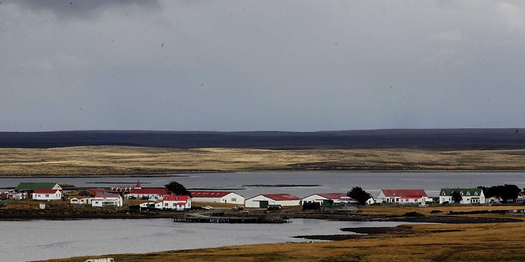 Argentinien möchte mit Grossbritannien über die Falklandinseln verhandeln. Im Bild der Ort Goose Green, wo im Krieg um die Inseln 1982 eine Schlacht ausgetragen wurde. (Archiv) Argentinien möchte mit Grossbritannien über die Falklandinseln verhandeln. Im Bild der Ort Goose Green, wo im Krieg um die Inseln 1982 eine Schlacht ausgetragen wurde. (Archiv)
