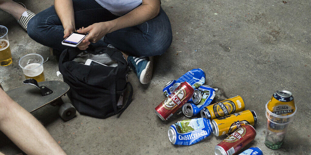 In der Schweiz ist der Verkauf von Bier und Wein an unter 16-Jährige sowie von Spirituosen an unter 18-Jährige gesetzlich verboten. Trotzdem wird bei Testkäufen in rund 30 Prozent aller Fälle gesetzeswidrig Alkohol an Minderjährige verkauft. Symbolbild)