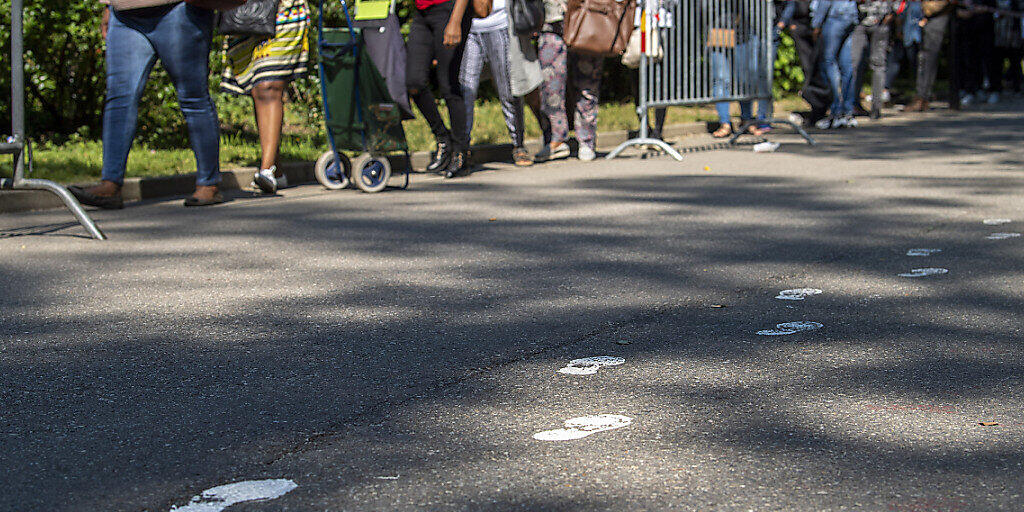 Menschen stehen in Genf Schlange, um gratis Nahrungsmittel und Bedarfsartikel für den Alltag zu erhalten. (Archiv)