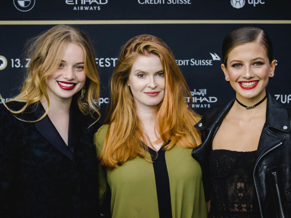 Die Abr&auml;umerinnen des 13. Zurich Film Festivals: Regisseurin Lisa Br&uuml;hlmann (Mitte) mit den Hauptdarstellerinnen ihres dreifach ausgezeichneten Films "Blue My Mind", Luna Wedler (l) und Zo&euml; Pastelle Holthuizen (r).