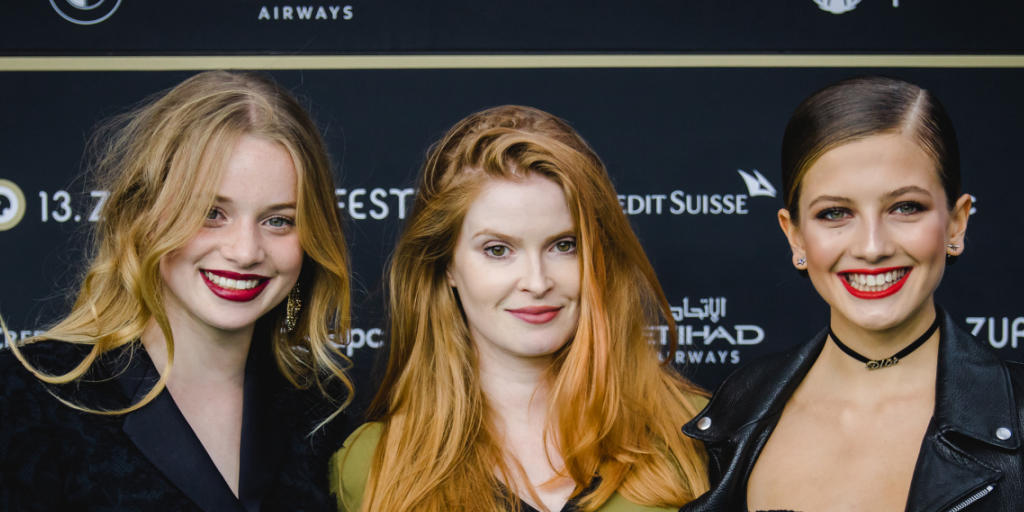 Die Abr&auml;umerinnen des 13. Zurich Film Festivals: Regisseurin Lisa Br&uuml;hlmann (Mitte) mit den Hauptdarstellerinnen ihres dreifach ausgezeichneten Films "Blue My Mind", Luna Wedler (l) und Zo&euml; Pastelle Holthuizen (r).