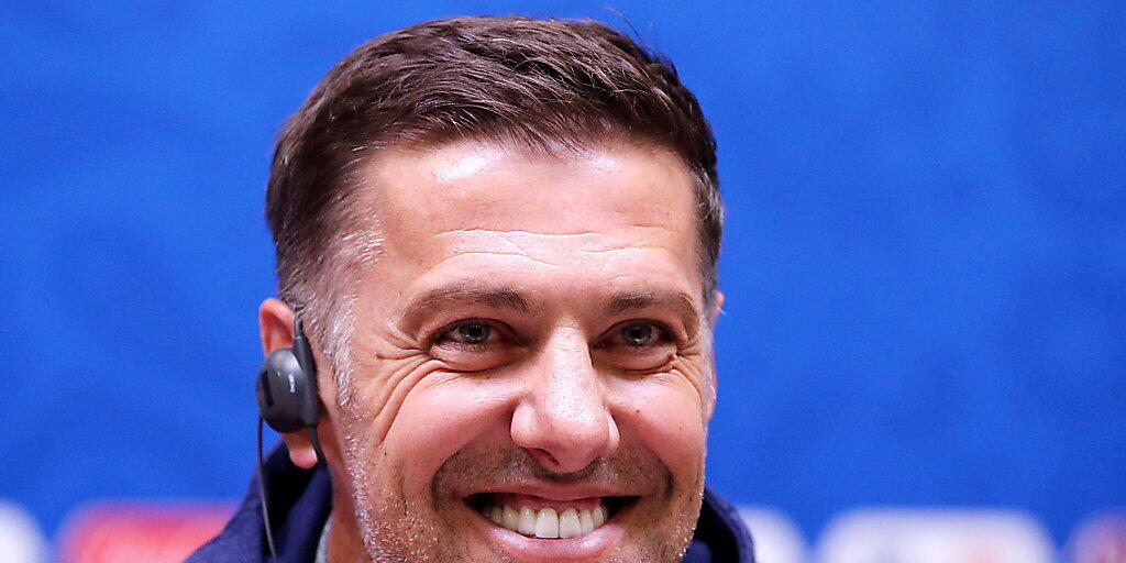 Vor dem Match gegen die Schweiz in bester Laune: Serbiens Trainer Mladen Krstajic