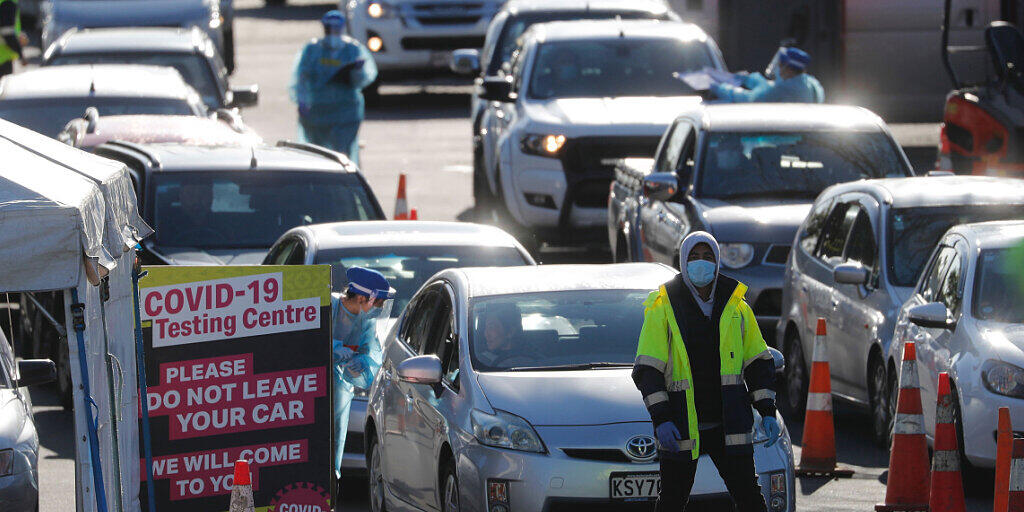 Autos stehen Schlange vor einem Coronavirus-Testzentrum. Die Gesundheitsbehörden in Neuseeland bemühen sich, die Quelle eines neuen Ausbruchs des Coronavirus ausfindig zu machen. Die größte Stadt des Landes ist erneut abgeriegelt worden. Foto: Dean Purcel/NZ HERALD/AP/dpa