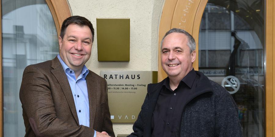Übergabe in Vaduz Frank Konrad u Martin Gassner Übergabe in Vaduz Frank Konrad u Martin Gassner