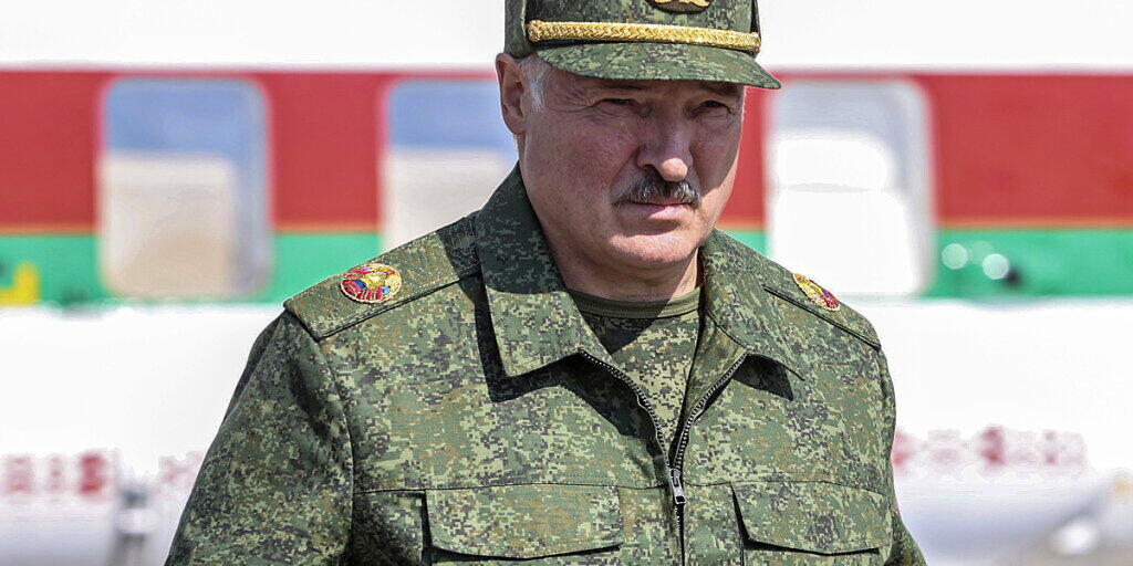 Der weissrussische Präsident Alexander Lukaschenko denkt trotz Grossdemonstrationen der Opposition nicht an einen Rücktritt. Er zeigte sich am Sonntag in Militäruniform und bezeichnete die Demonstranten als Ratten. Der weissrussische Präsident Alexander Lukaschenko denkt trotz Grossdemonstrationen der Opposition nicht an einen Rücktritt. Er zeigte sich am Sonntag in Militäruniform und bezeichnete die Demonstranten als Ratten.