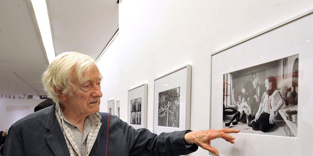 Marc Riboud - hier 2009 vor einem Foto seines Kollegen Henri Cartier-Bresson - ist am Dienstag mit 93 Jahren gestorben. (Archivbild)