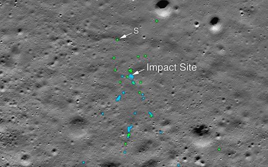 Die US-Weltraumbeh&ouml;rde Nasa ver&ouml;ffentlichte Bilder vom Mond, die die Absturzstelle des indischen Mondlandemoduls zeigen: Gr&uuml;ne und blaue Punkte markieren Tr&uuml;mmer und Spuren am Boden.