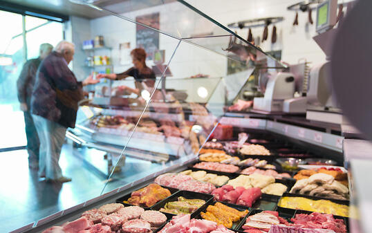 Auslage der Dorf-Metzgerei Nyffenegger im Zollbr&uuml;ck (BE). Die Metzgerei f&uuml;hrt einen hauseigenen Schlachtbetrieb und schlachtet und verarbeitet jede Woche selbst Schweine und Rinder. (Archiv).