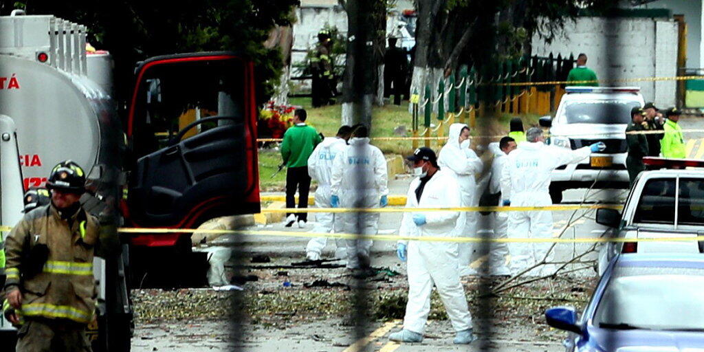 Bei der Autobomben-Explosion an einer Polizeischule in der kolumbianischen Hauptstadt Bogotà kamen am vergangenen Donnerstag 21 Menschen ums Leben. Bei der Autobomben-Explosion an einer Polizeischule in der kolumbianischen Hauptstadt Bogotà kamen am vergangenen Donnerstag 21 Menschen ums Leben.