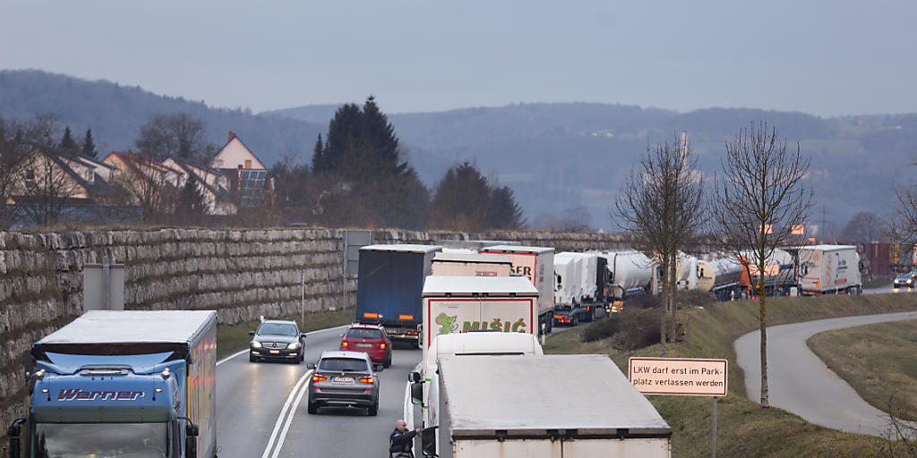 Lastwagen im Stau auf dem Weg von der Schweiz nach Deutschland. Deutschland ist für die Schweiz auch 2016 der wichtigste Handelspartner geblieben. (Archiv) Lastwagen im Stau auf dem Weg von der Schweiz nach Deutschland. Deutschland ist für die Schweiz auch 2016 der wichtigste Handelspartner geblieben. (Archiv)