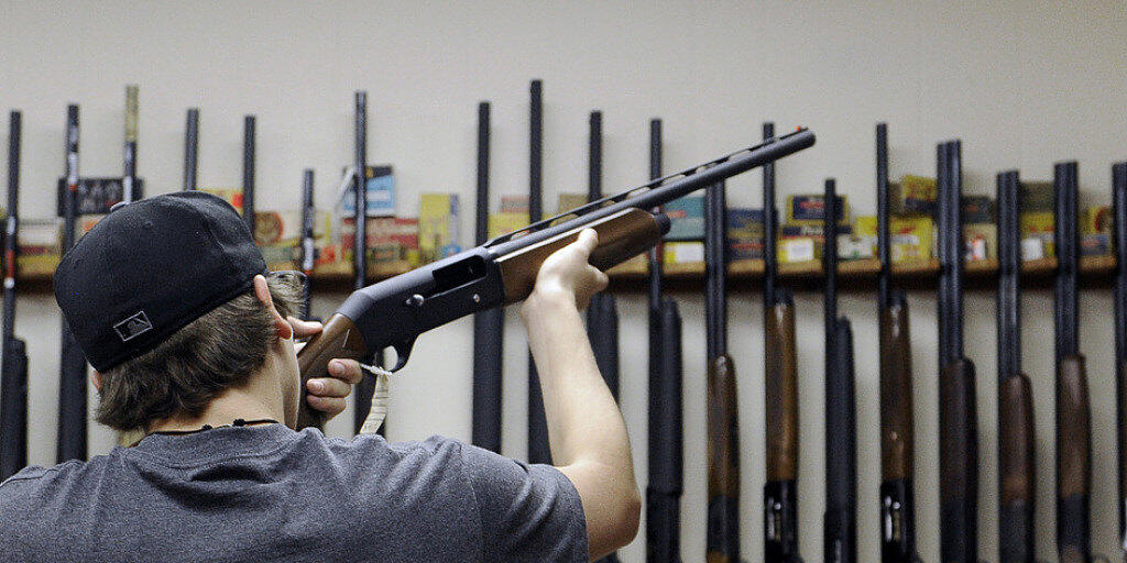 Ein Kunde in einem Waffenshop in Texas - in den USA kommen auf 100 Einwohner 120,5 Waffen. (Archivbild)