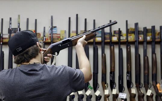 Ein Kunde in einem Waffenshop in Texas - in den USA kommen auf 100 Einwohner 120,5 Waffen. (Archivbild)