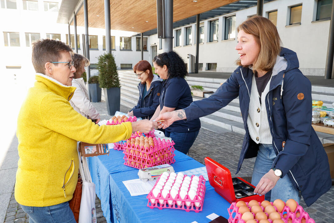 Karfreitagseierverkauf auf dem Dorfplatz von Eschen