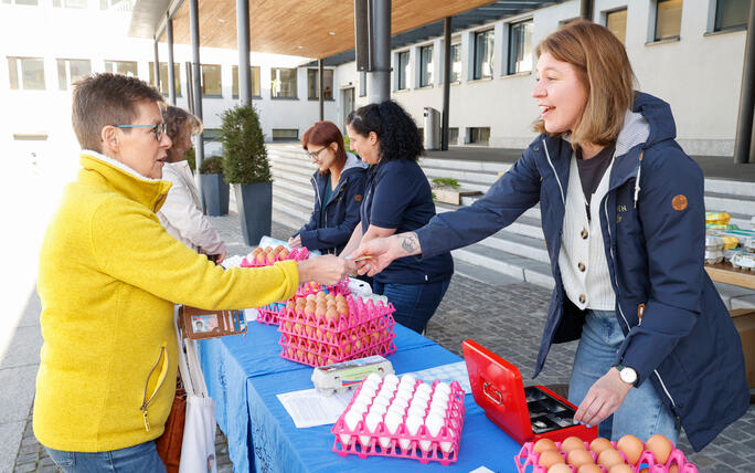 Karfreitagseierverkauf auf dem Dorfplatz von Eschen