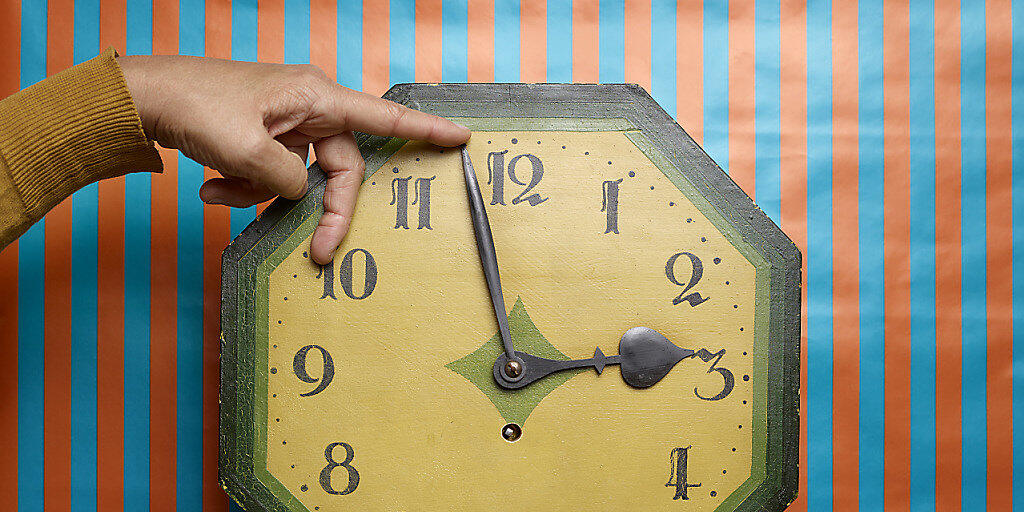 Zurück von drei auf zwei Uhr: Morgen Nacht endet die Sommerzeit. Wer die Uhren nicht zurückstellt, riskiert, eine Stunde zu früh zu einem Termin zu erscheinen. (Themenbild) Zurück von drei auf zwei Uhr: Morgen Nacht endet die Sommerzeit. Wer die Uhren nicht zurückstellt, riskiert, eine Stunde zu früh zu einem Termin zu erscheinen. (Themenbild)