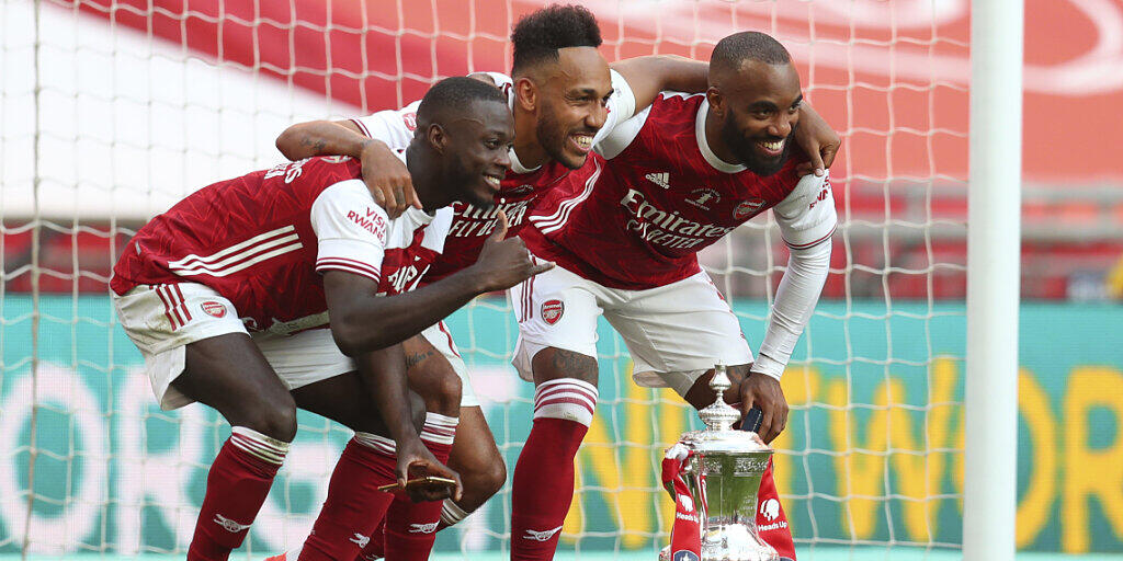 Pierre-Emerick Aubameyang (Mitte) bleibt Arsenal erhalten Pierre-Emerick Aubameyang (Mitte) bleibt Arsenal erhalten