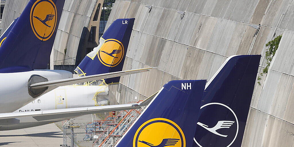 Es sieht nicht gut aus für die Lufthansa, die Flugzeuge stehen am Boden. Nun braucht die Airline frisches Geld (Symbolbild).