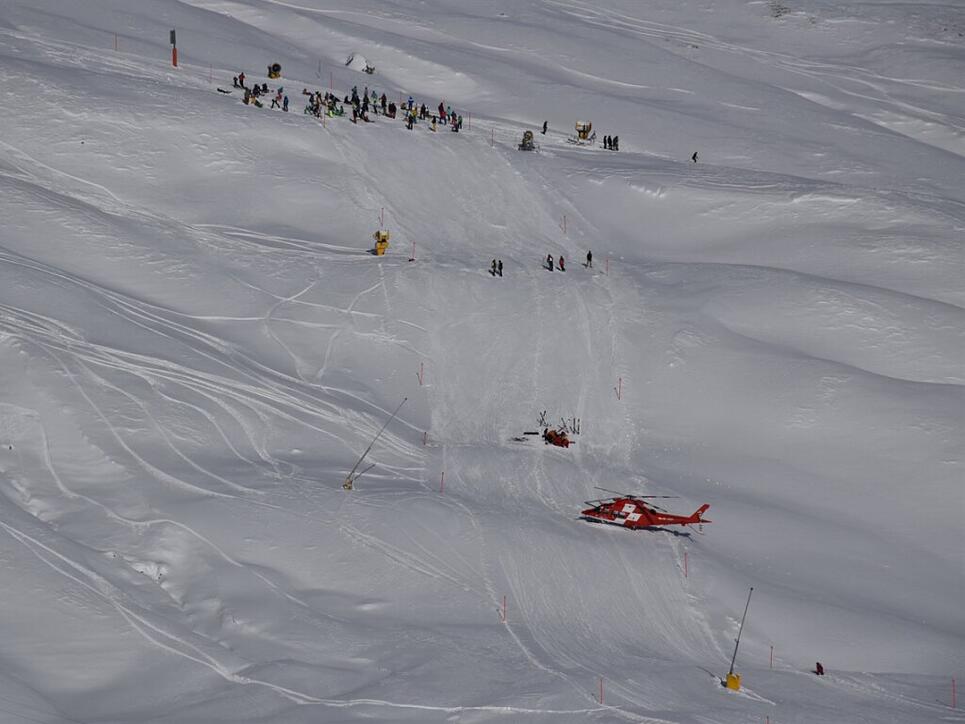 Der Mann bemerkte das Mädchen hinter einer Kuppe auf der Piste in Richtung Talstation zu spät und prallte mit ihr zusammen. Die Rega brachte beide ins Spital