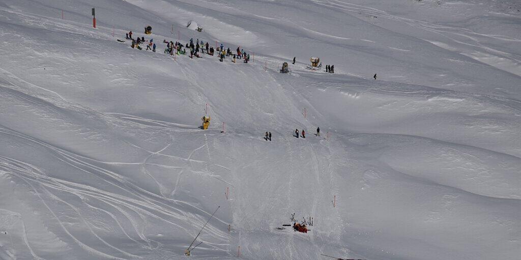 Der Mann bemerkte das Mädchen hinter einer Kuppe auf der Piste in Richtung Talstation zu spät und prallte mit ihr zusammen. Die Rega brachte beide ins Spital