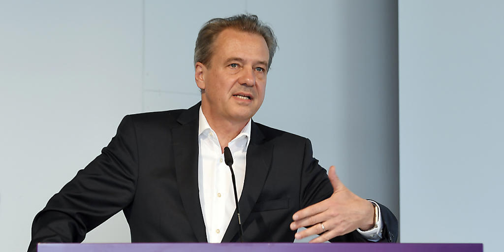 Der Chef von Charles Vögele, Markus Voegeli, muss erneut einen Halbjahresverlust verkünden. (Archiv)