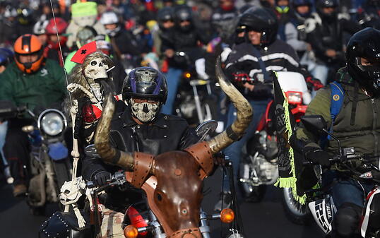 Zehntausende Motorradfahrer beteiligen sich an einer katholischen Pilgerfahrt in Guatemala.