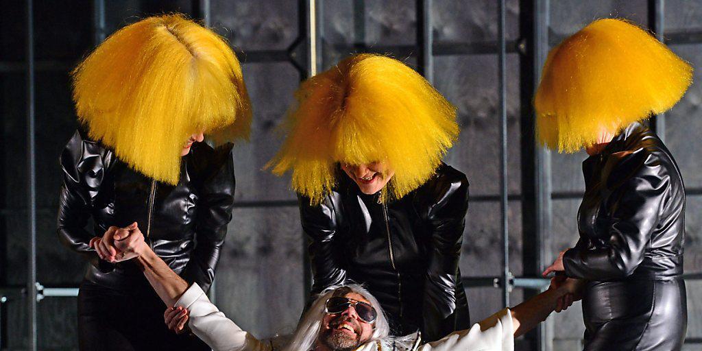 Lutz Salzmann gibt den Faust im Deutschen Nationaltheater zu Weimar - laut Kritikern eine gelungene Vorstellung des schwer inszenierbaren St&uuml;ckes von Goethe.