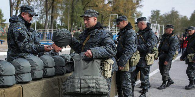 Ukrainische Soldaten rüsten sich mit Winteruniformen aus (Archiv)