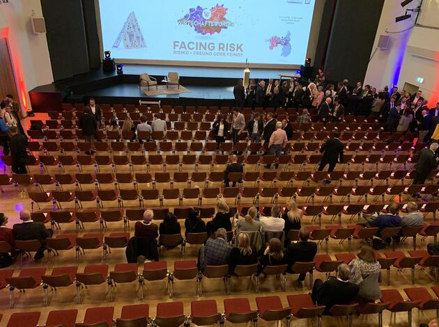 Die ersten Besucher nehmen Platz. Die ersten Besucher nehmen Platz.