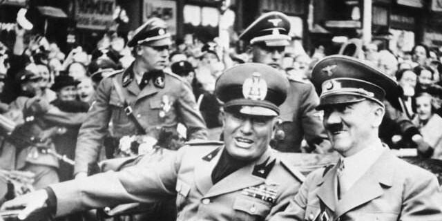 Ewige Reizfiguren: Mussolini (M.) und Hitler (r.) 1938 in München Ewige Reizfiguren: Mussolini (M.) und Hitler (r.) 1938 in München