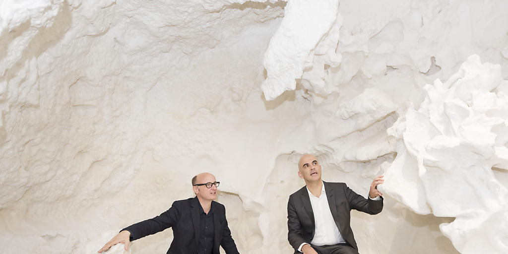 Architekt Christian Kerez (l) beim Besuch von Bundesrat Alain Berset im Schweizer Pavillon in Venedig Architekt Christian Kerez (l) beim Besuch von Bundesrat Alain Berset im Schweizer Pavillon in Venedig