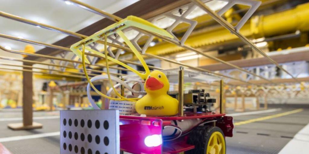 Mini-Taxi mit gelber Gummifracht: In der von Badeenten bevölkerten Modellstadt "Duckietown" geht es darum, künstliche Intelligenz für autonome Fahrzeuge zu testen.