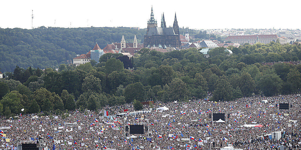 Hunderttausende Tschechen demonstrieren in Prag gegen die Regierung.