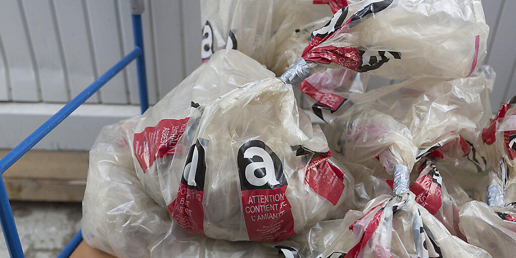 Asbestschutt in Säcken: die hochgiftige Wunderfaser wurde auf dem Bau und in der Industrie jahrzehntelang verwendet. Noch heute sterben Menschen, die damals die Fasern eingeatmet haben. Ein Fonds entschädigt Betroffene und ihre Hinterbliebenen finanziell. (Archivbild)